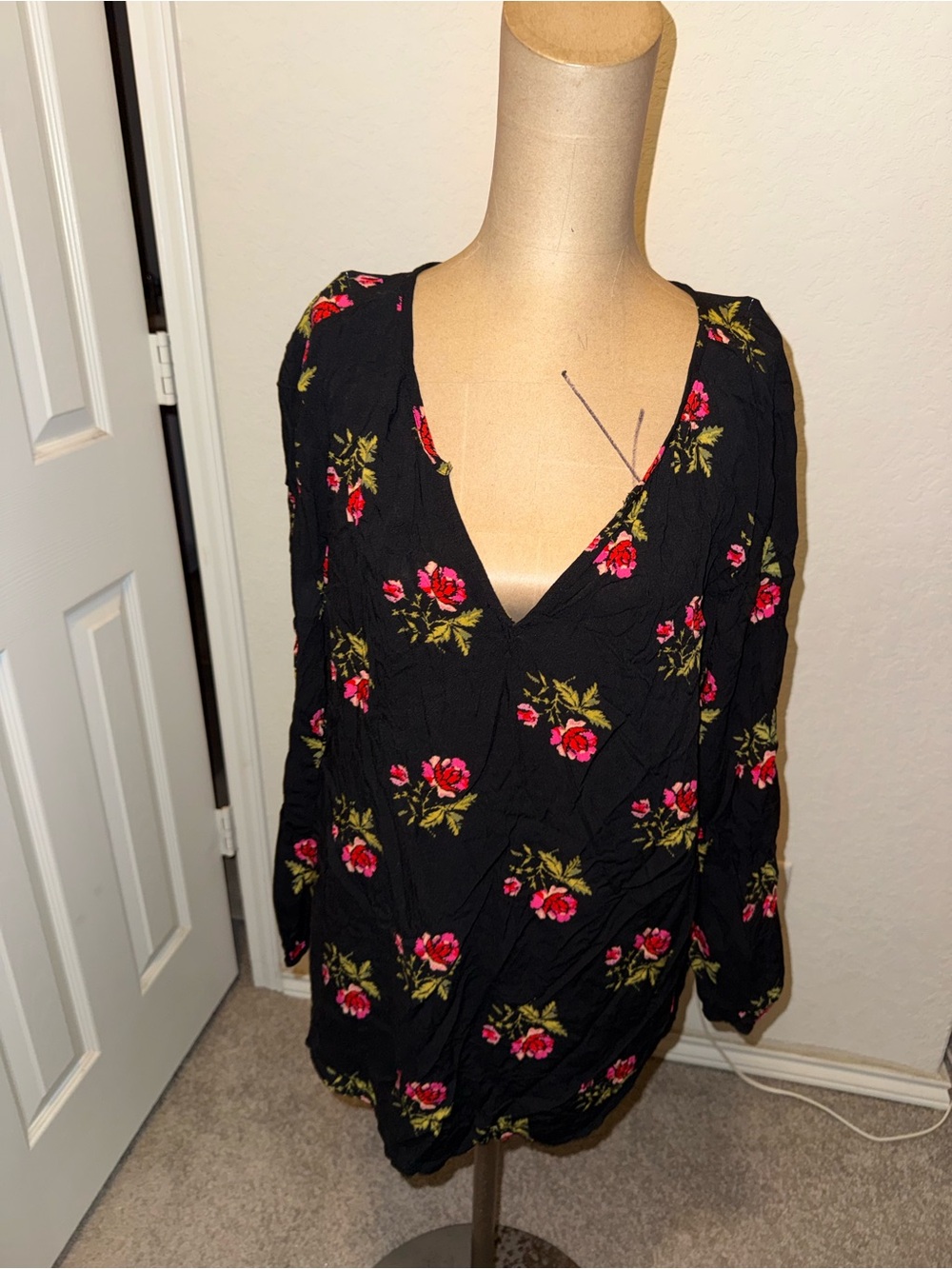Women’s Old Navy floral long sleeve blouse